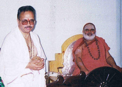 With  His Holiness Sri Mahasannidhanam Bharati Thirtha Swamiji of Sringeri.